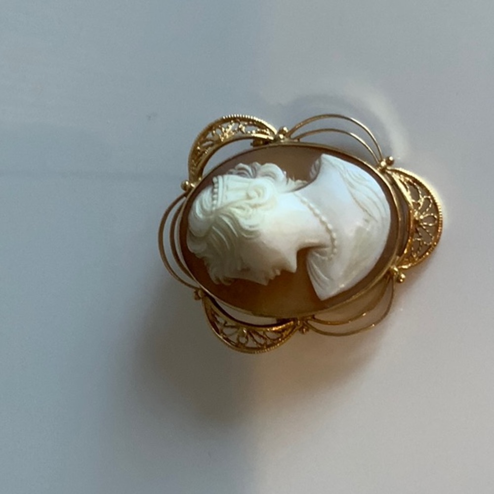 Antique 18 carat gold cameo pin or necklace.  Gorgeous accent to any outfit